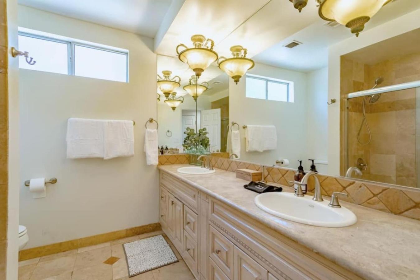468a Massive 5 Bedroom With Beautiful Pool